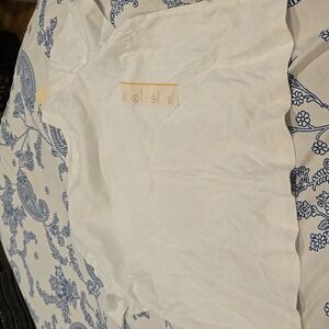 ❤️10/$20 New white tshirt Crop Universal